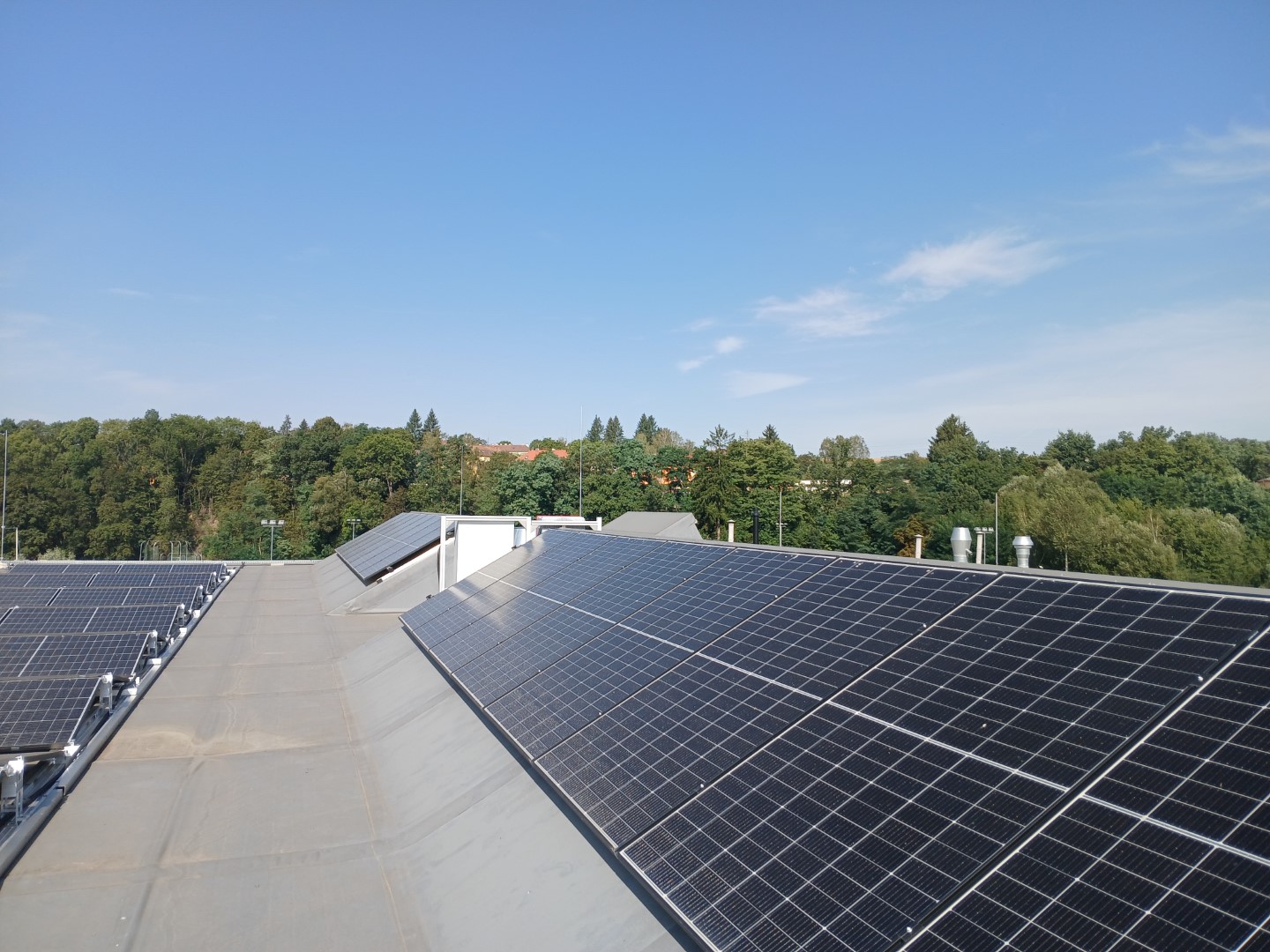 Fotovoltaické panely na střeše prádelny