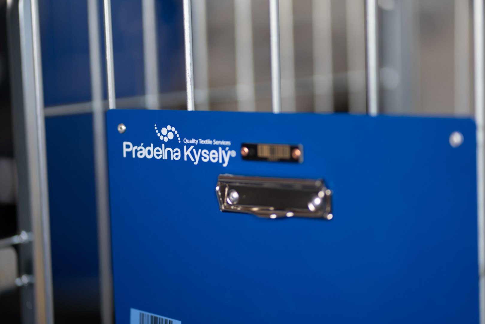 Kontejner projíždí čtecí bránou v prádelně